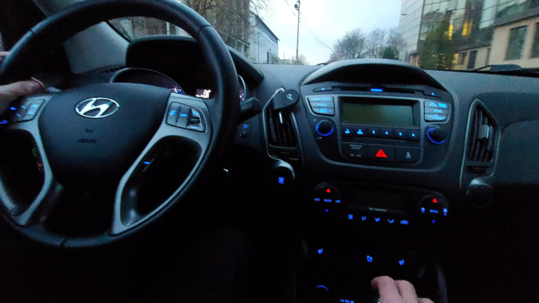 Step Mommy: Amateur-MILF gibt einem Taxifahrer einen handjob und neckt ihn im...