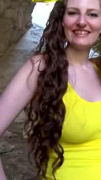 Sabrina Głęboka brunetka z dużymi piersiami daje głębokie lodzik i rucha się na plaży # 2