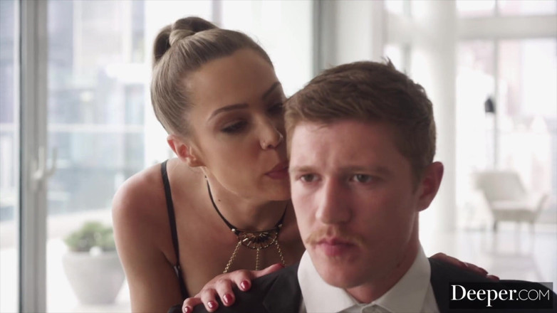 Deeper: Djupare. Oliver kan inte motstå temptresses Avery &amp; Vannas utmaning