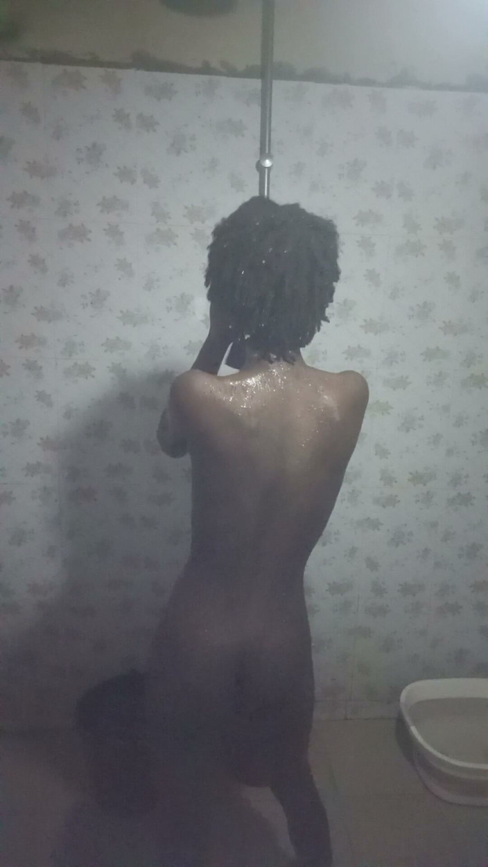 Dwuxxx: L’heure du bain avec Dwuxxx