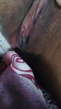 Genç kız evde yalnız küçük memeler ve mastürbasyon ateşli amcık