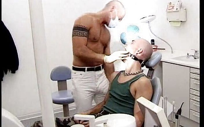 Cazzofilm: 歯科医の椅子に閉じ込められた