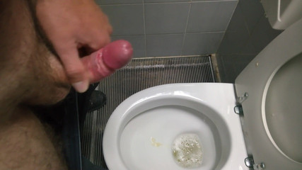 Cicci77: Piss och sperma på motorväg allmän toalett med Cicci77 och...