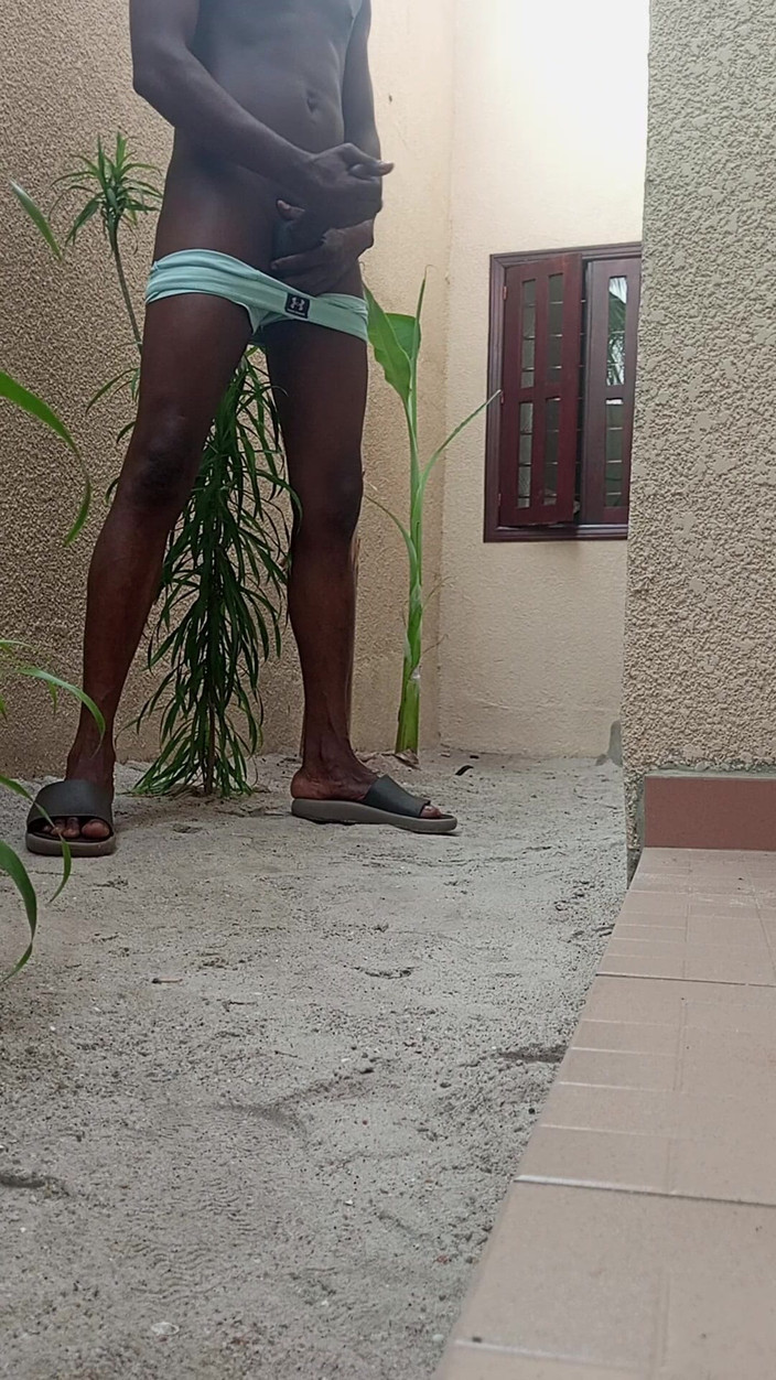 Dickass3x: Coli sendirian di halaman belakang