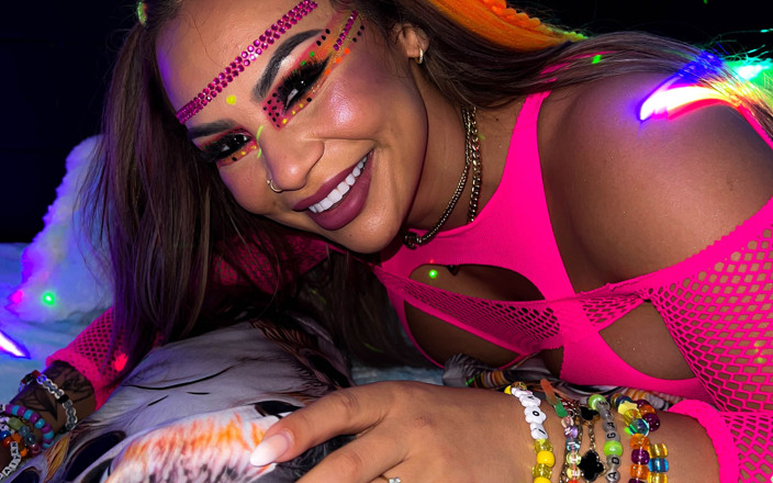 Rave Bunnys: Essie Gothback tietenneukt en wordt bedekt met heet, dik sperma!