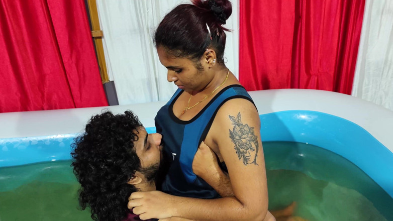 Vaigavarun45: हॉट स्तन पूल में चूसते हैं और पहनते हैं और गांड में पानी डालते हैं