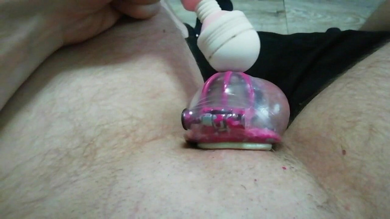 Adashah: Slaaf Adashah opgesloten in een kleine kuisheid. In de kont...