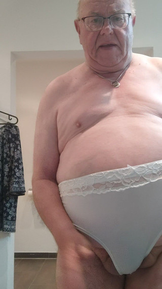 Karlchengeil: Nahá hra a bílé kalhotky manželky