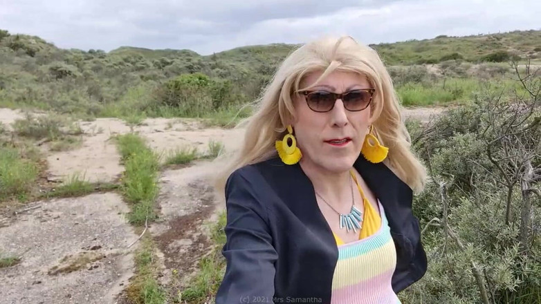 Mrs Samantha: Sra. Samantha trabalhando sua tanlines em um biquíni amarelo quente