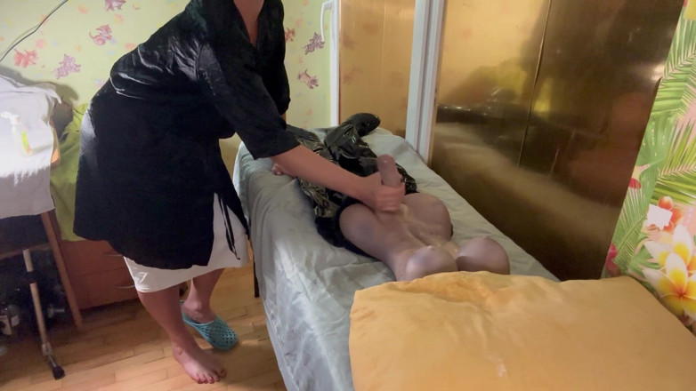 Putarankahotmilf: The Massager Give Handjob to the Erected Tranny Patient and...
