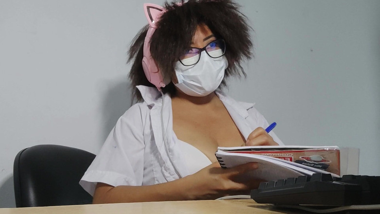 NEGRITA SEXY: सुंदर परिपक्व छात्रा अपनी नाभि की अंगूठी और छोटी स्कर्ट दिखाती है