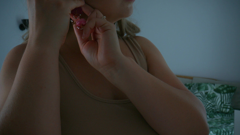 Mrs Wetslavs: When Chubby MILF Chooses Jewelry… and Ends up with Hand...