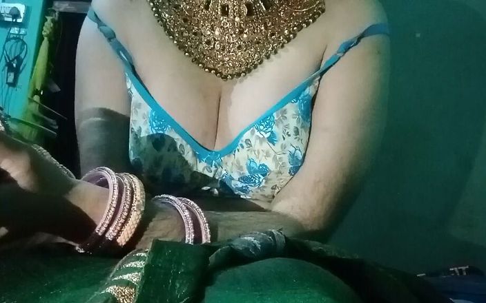 Gauri Sissy: Indický gay crossdresser Gaurisissy mačká jeho prsa tak tvrdě a...