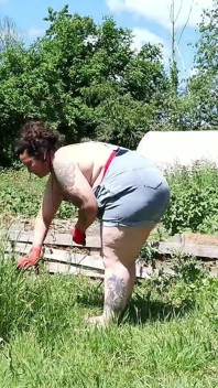 Grandota esposa descalza jardín - pies embarrados, levantar y llevar, trabajando con el pie