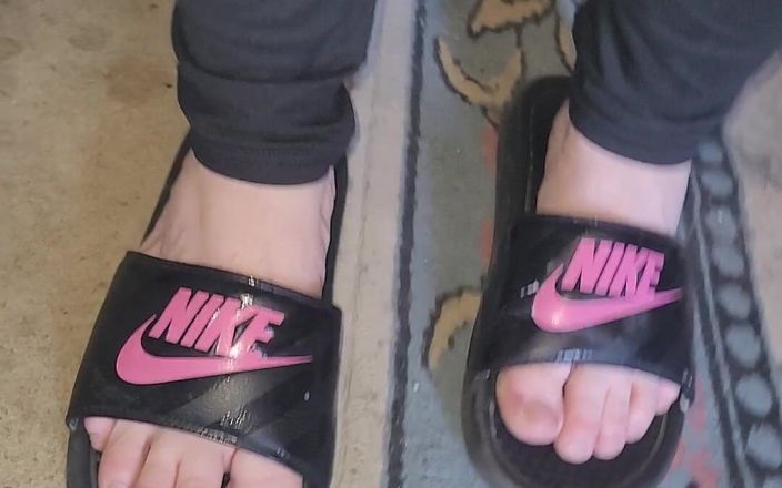 On cloud 69: "Chupar mis dedos de los pies, lamer mis pies" sandalias