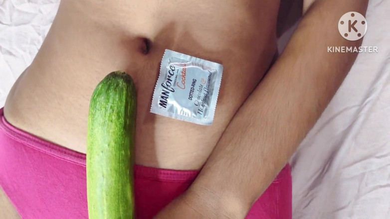 Lovely_lovely: भारतीय सेक्सी कॉलेज लड़की ककड़ी हस्तमैथुन करती है और बिंदीदार कंडोम में प्रोफेसर के साथ जोरदार चुदाई करती है