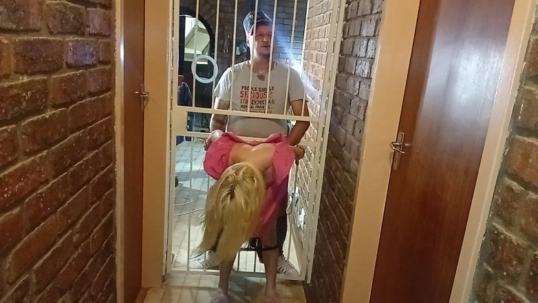 18blondteen: I když jsem uzemněná, můj nevlastní otec mě nemůže udržet...