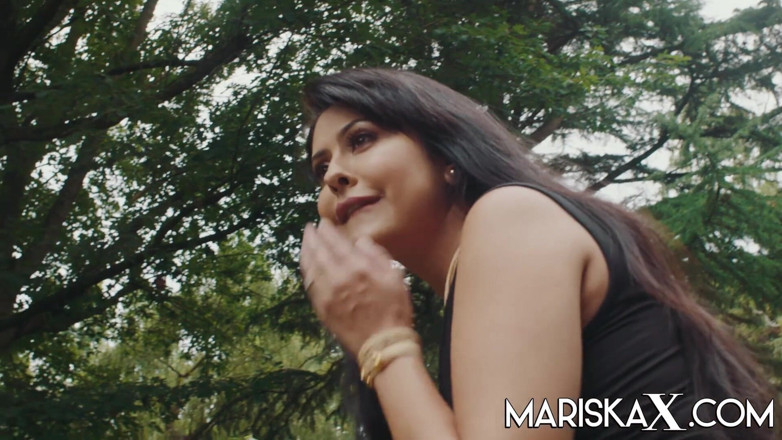Mariska x: Mariskax - Mariska offerta a un grande nero da suo marito