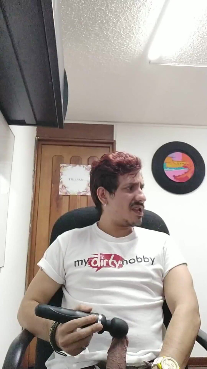 BlakeFive2: Domi wichst im büro