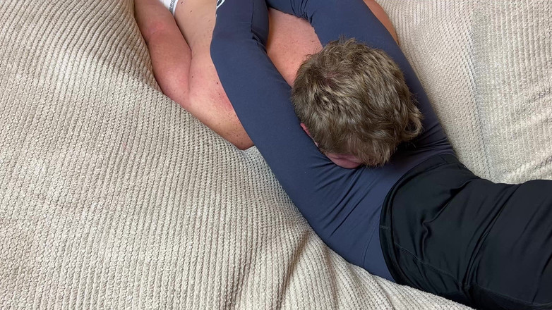 Mean Asian Wife: Cruel Headscissors v modrých legínách na gauči