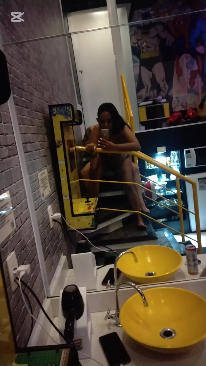 Jr and denies: В машине в номере мотеля