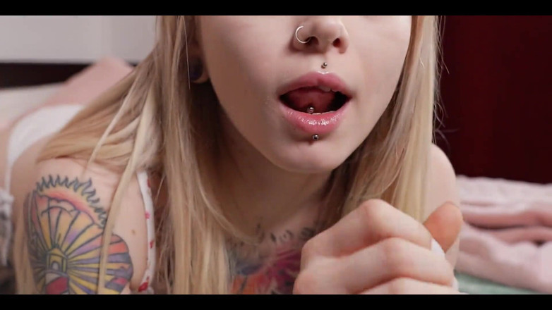 Karneli Bandi: 하드코어 자지를 빨는 방법을 보여주는 핫한 금발 카르넬리 반디