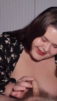BBW stiefmutter demütigt einen kleinen schwanz, macht es aber hart und lässt ihn aus mund und tittenficken kommen