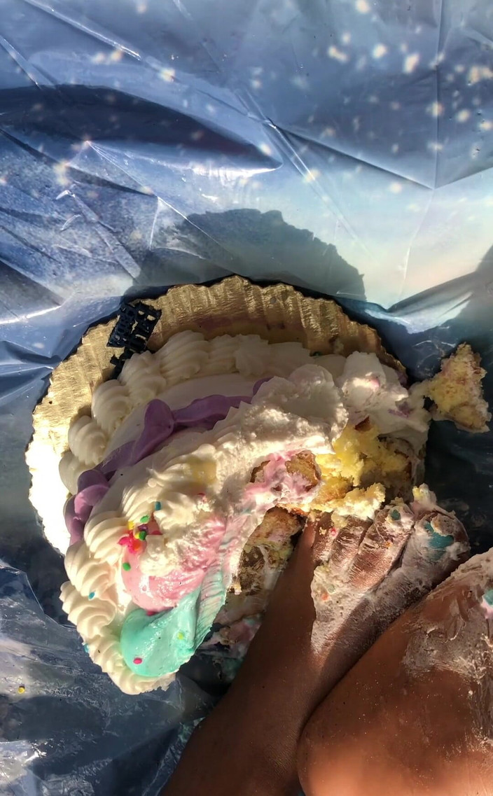 Baby Soles: Zertrümmernder geburtstagskuchen mit meinen füßen