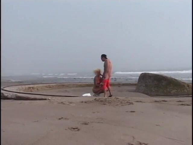 Cumming Soon: Puta tesuda recebe sua boceta comida na praia antes do...