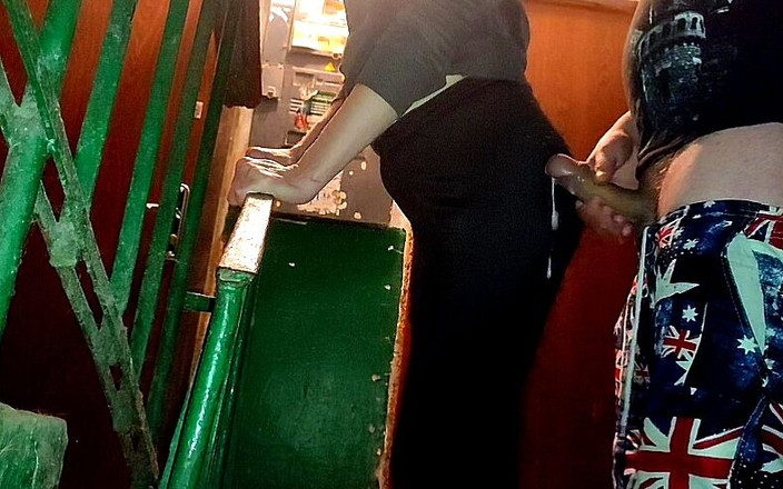 Anna model: 이웃과 복도에서 섹스