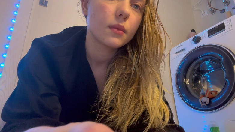 JuiceLussie: Masturbarsi a testa in giù e sgrillettarsi la figa