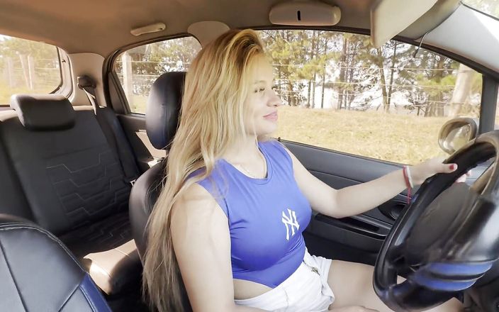 Karen Sleent: Boquete com tesão no carro com meu amigo