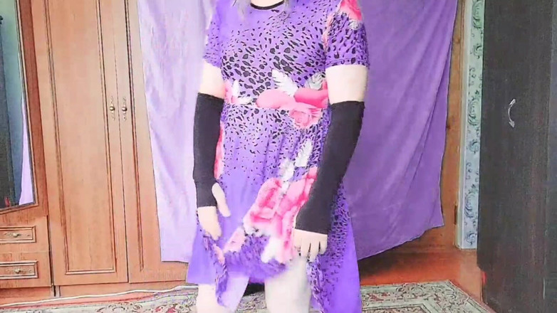 Kitty_Cross: Bella bellezza trans che lega i capelli con il nastro