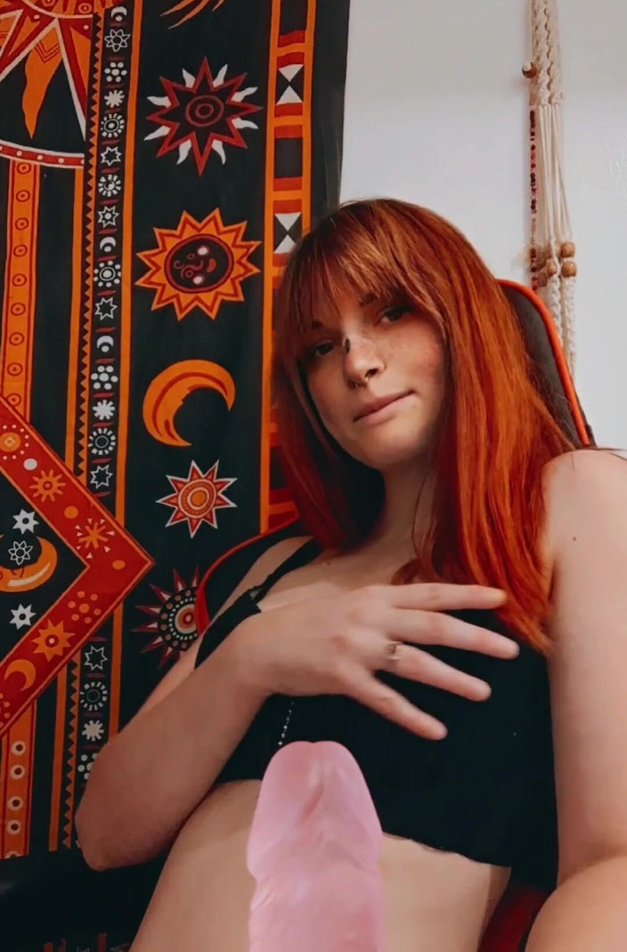 Velma Bunny: 放荡的小velma喜欢用她的假阳具给joi