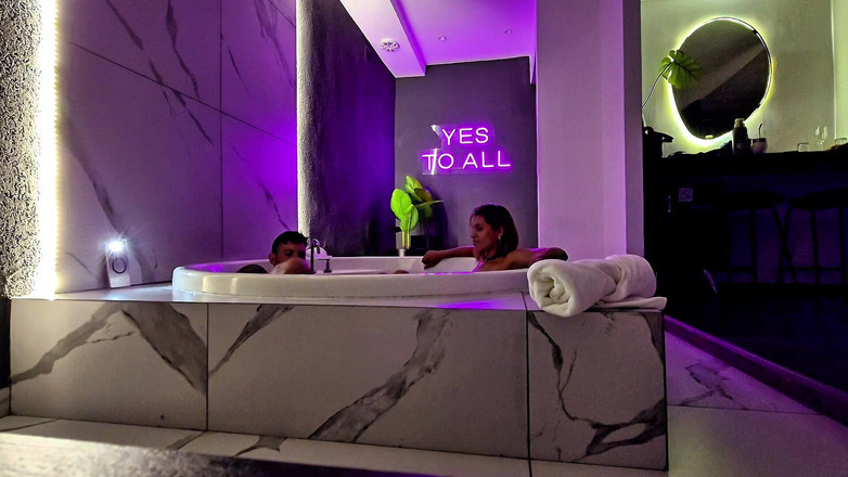 Young big apple: Detras De Camara En El Jacuzzi Del Motel. Masturbación Y...