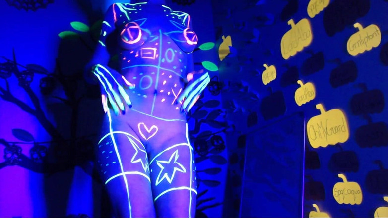 Lacey Bloom: Live black light body paint show 4256