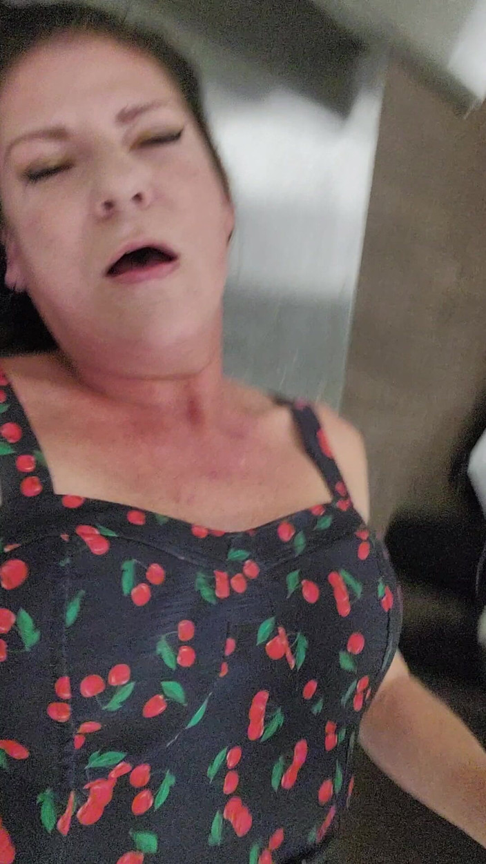 EliteLadyS: Tante nakal amerika lagi asik masturbasi di kantor