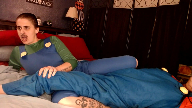 Abby Anna: Lesbické cosplay Mario a Luigi nůžky