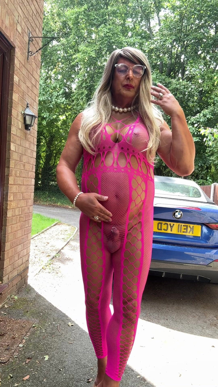 Kellycd2022: Si seksi crossdresser kellycd2022 dengan stoking pink fishnet catsuit and...