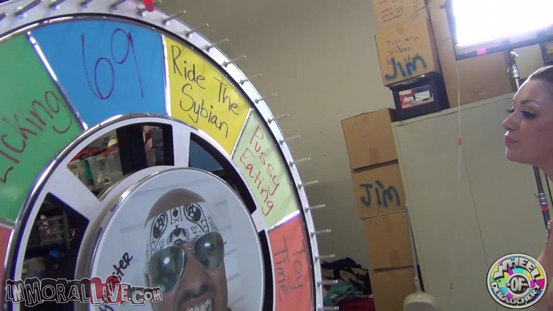 Immoral Live: बड़े स्तनों और काले बाल वाली melina Mason Debauchery के पहिए को घुमाती है