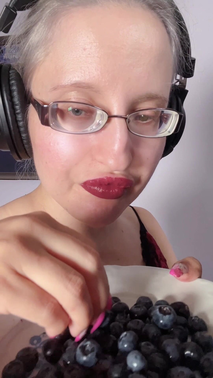 FinDom Goaldigger: 美味しい大きめのブルーベリーを食べています
