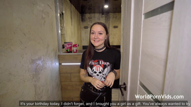 Selected worldwide porn: Sexo a três com uma garota como presente de aniversário
