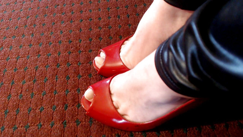 Abby Anna: Longs vrais ongles, escarpins rouges