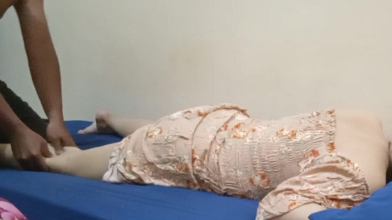 Angelina Pop: सौतेली मम्मी की मालिश करते समय परीक्षा न लेने की कोशिश करें