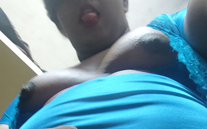 Curvy_Nandhana: Pěkná baculatá vnadná Shemale ukazuje své věci