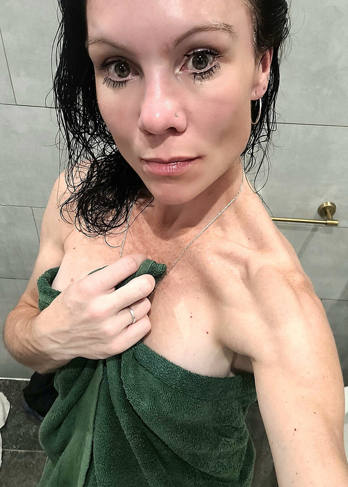 Demelza: 나와 함께 증기 샤워를하고 싶어?