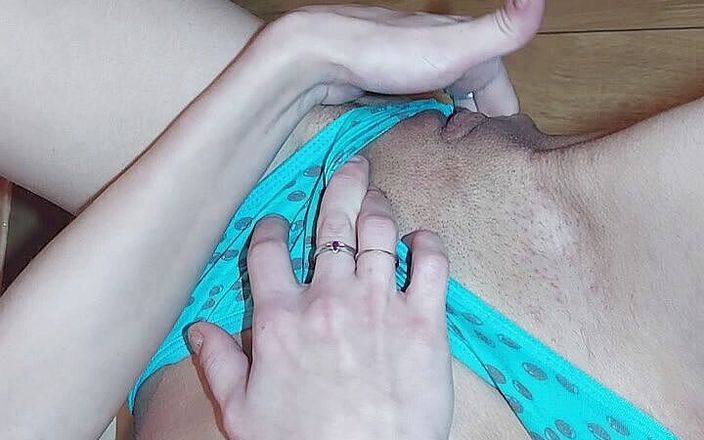 Wet pussy fuck: Eighteen-year-old teen masturbating fingering