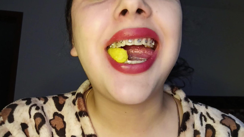 Golden domme: Uvula sudut pandangan pertama Chew Cheetos