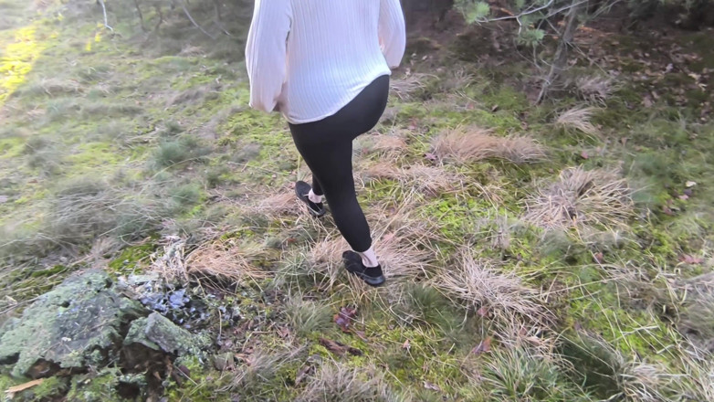 Bouncy Tits Action: Complètement nue dans la forêt - seins et fouet vaginal