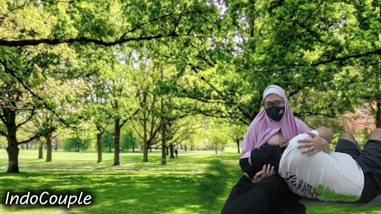 Indo Couple: 公園でヒジャブを着用したパートナーのチンコをしゃぶるインドネシアのカップルのセックス記録